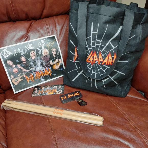 DEF LEPPARD SIGNED BAND PHOTO & VIP MEMORABILIA 2015 MIRRORBALL - Picture 2 of 13